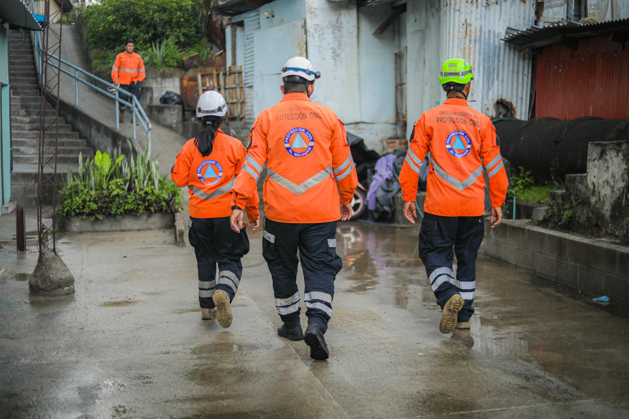 Gobierno de Bukele despliega acción inmediata en alerta naranja por lluvias - El Gobierno de Bukele ofrece refugio y evacuación a familias afectadas por la alerta naranja por lluvias, con 5 albergues activos y apoyo logístico.