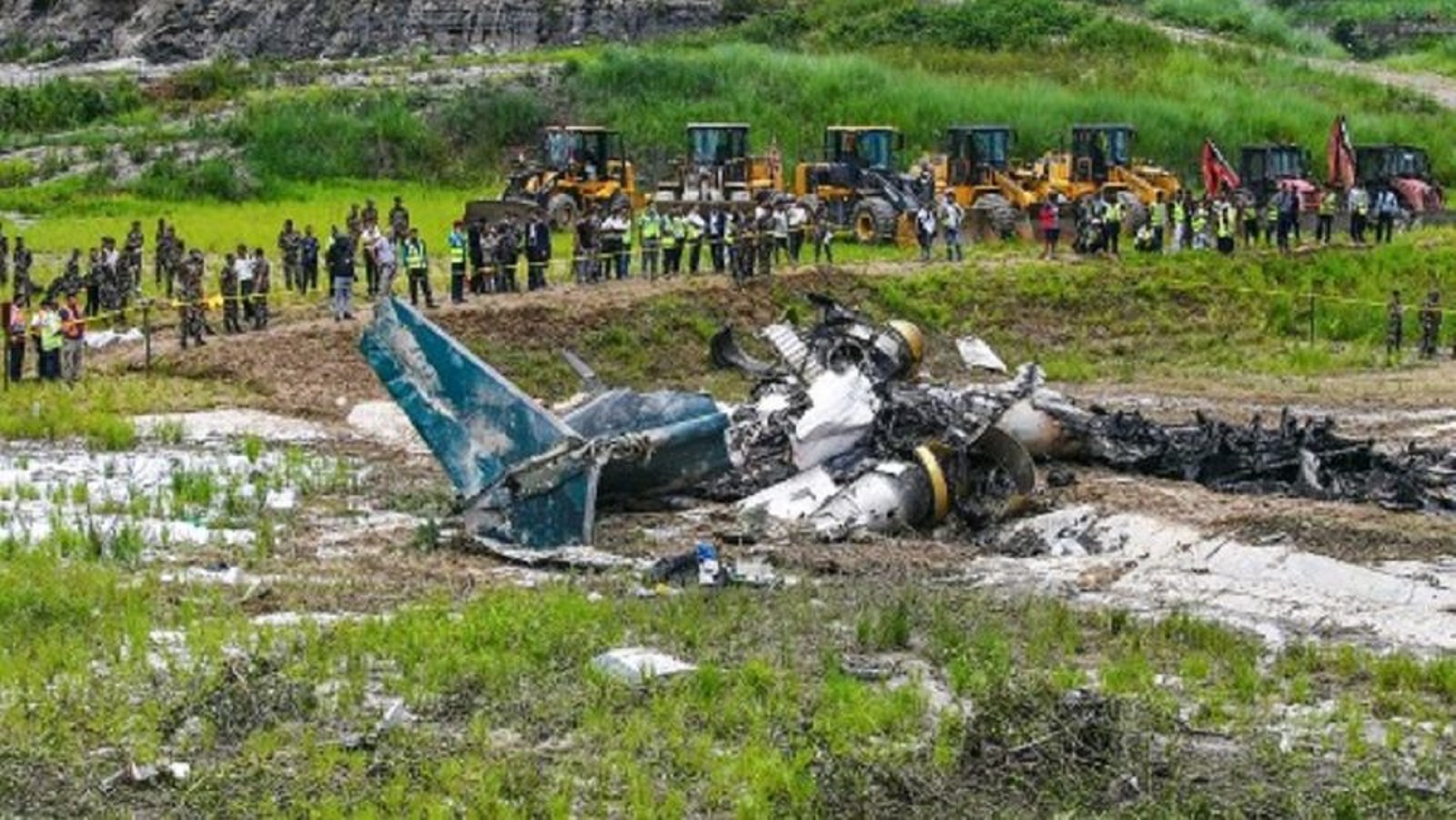 Un accidente aéreo dejó 18 muertos en Nepal - Tras el trágico incidente, los equipos de rescate acudieron al lugar del hecho.. El piloto fue el único sobreviviente.