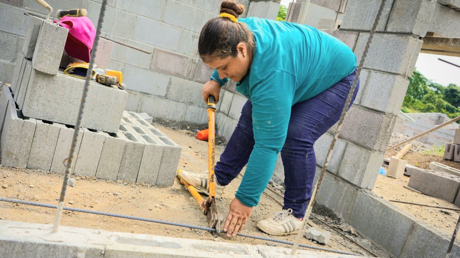 Ejecutivo presenta iniciativas legislativas para soluciones habitacionales - El Ministerio de Vivienda envió propuestas a la Asamblea Legislativa para reformar la Ley de Lotificaciones y transferir terrenos y un inmueble a familias de bajos recursos.