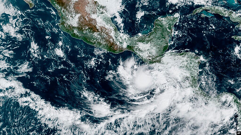 Tormenta tropical Ernesto se forma en el Atlántico - La Conagua de México reporta la formación de la tormenta tropical Ernesto, sin riesgo para el país, pero con fuertes lluvias y marejadas en el Caribe.