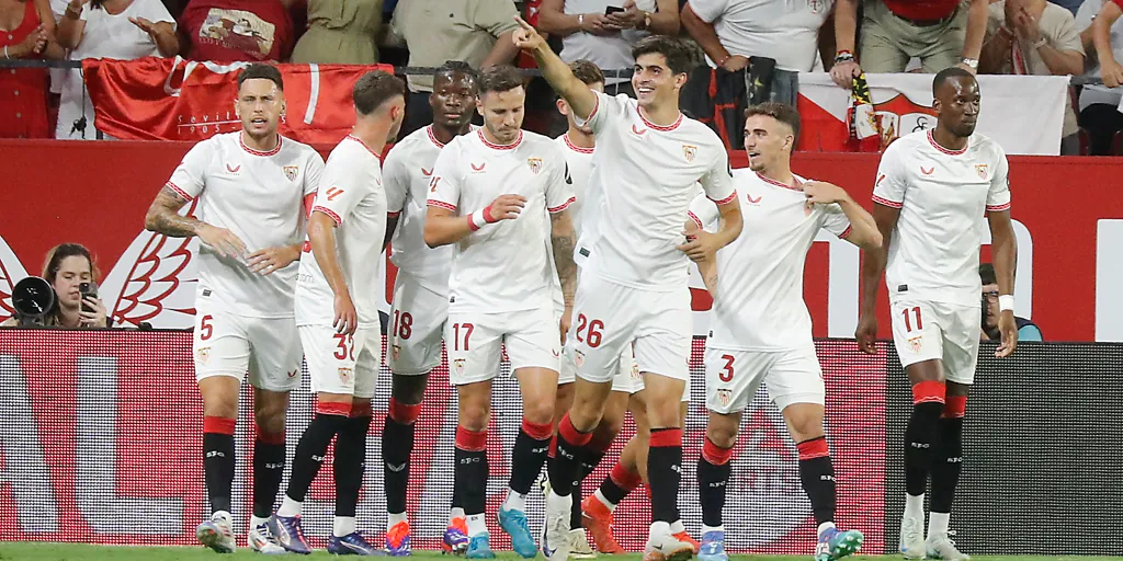 El Sevilla FC se reinventa tras perder a 19 jugadores clave, buscando nuevas estrellas goleadoras - El Sevilla FC enfrenta un verano de cambios drásticos, con la salida de 19 jugadores, incluyendo figuras clave como En-Nesyri y Ramos. Nuevos retos, nuevas metas.