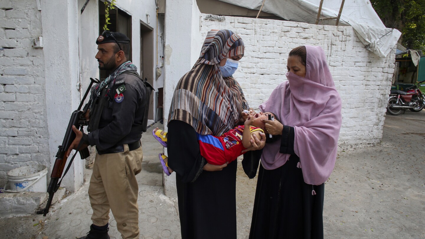 Bomba estalla en Waziristán, hiriendo a agentes que protegen campaña de vacunación - Una bomba estalla en Waziristán, hiriendo a seis agentes en la protección de la vacunación contra la polio, mientras la violencia acecha las campañas en Pakistán.