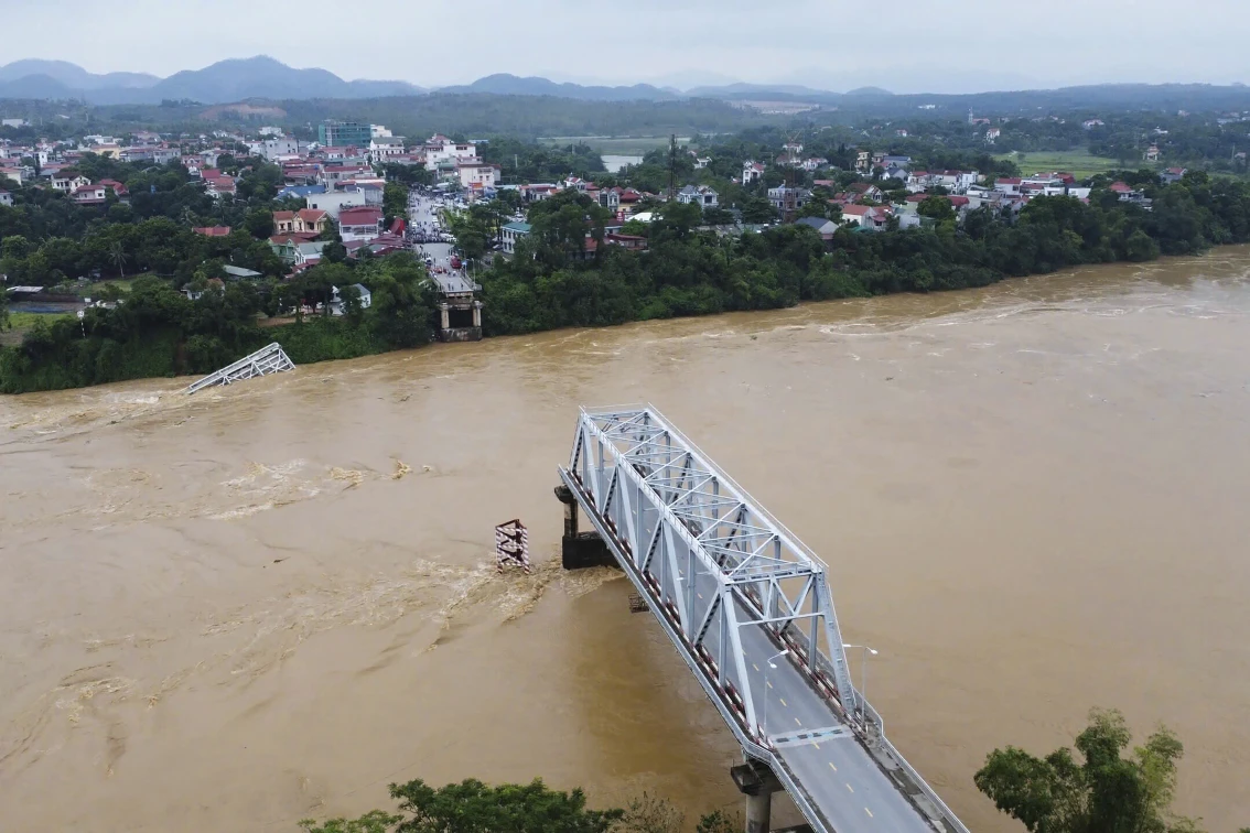 Tifón Yagi causa estragos en Vietnam: puente colapsa, 59 muertes y devastación - Un devastador tifón en Vietnam derrumbó un puente y causó aludes, apagones y al menos 59 muertes, dejando una profunda huella de destrucción.