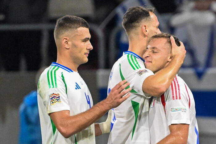 Italia vence 2-1 a Israel y se afianza en el liderato del Grupo A2 de la Nations League - Italia triunfa 2-1 ante Israel con goles de Frattesi y Kean, liderando el Grupo A2 de la Nations League. ¡La "azzurra" sigue imparable!