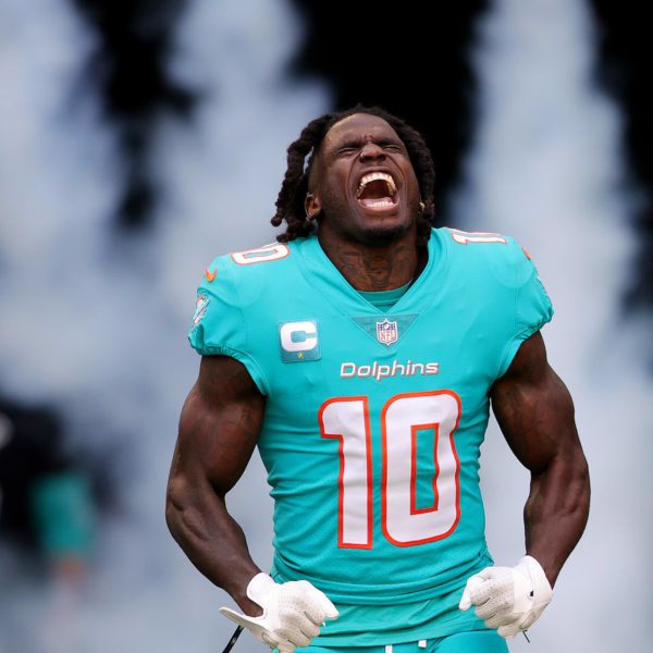 Tyreek Hill juega tras arresto - Tyreek Hill juega para los Dolphins horas después de ser arrestado. Reflexiona sobre la brutalidad policial y su experiencia tras el incidente.