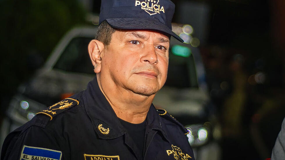 Fallece el director de la Policía Nacional de El Salvador, Mauricio Arriaza Chicas, en accidente aéreo - El director de la Policía Nacional de El Salvador, Mauricio Arriaza Chicas, falleció en un trágico accidente aéreo, dejando un legado de seguridad y lealtad.